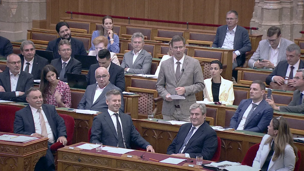 Tegezés, beszólogatás és fenyegető testtartás: Magyar Péter kiborította a bilit a parlamentben