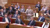 Magyar Péter Gulyás Gergely elé ülve rendezett politikai színházat