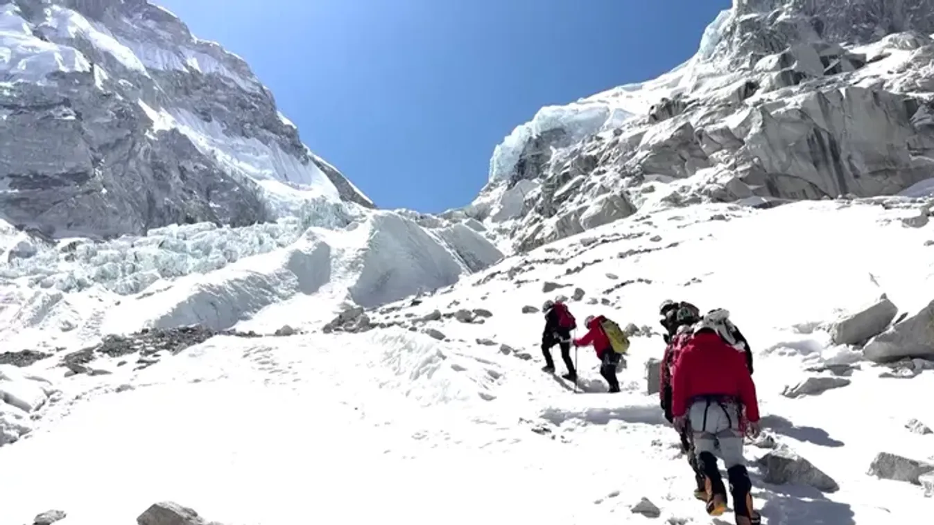 Csúcstámadás vagy tömegturizmus? Új kihívások előtt a Mount Everest