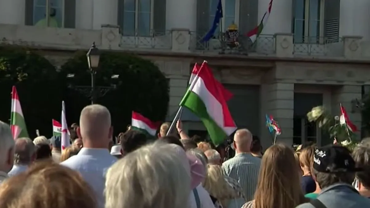 Több százan álltak ki Sulyok Tamás mellett a Sándor-palotáná