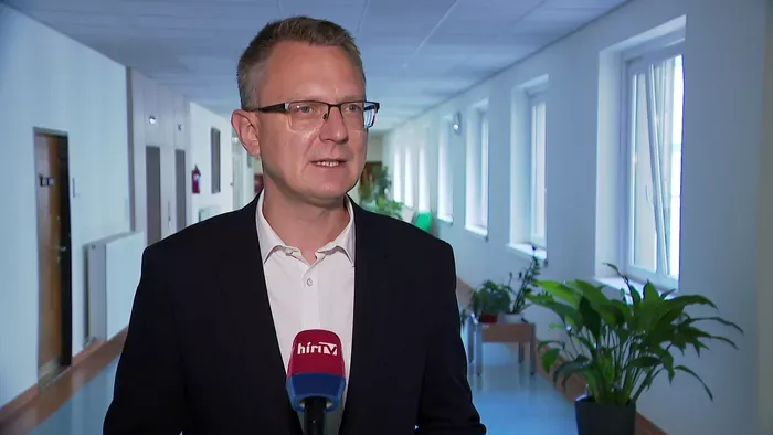 „Kínos magyarázkodás” – Rétvári Bence keményen bírálta Magyar Pétert a migrációs paktum miatt
