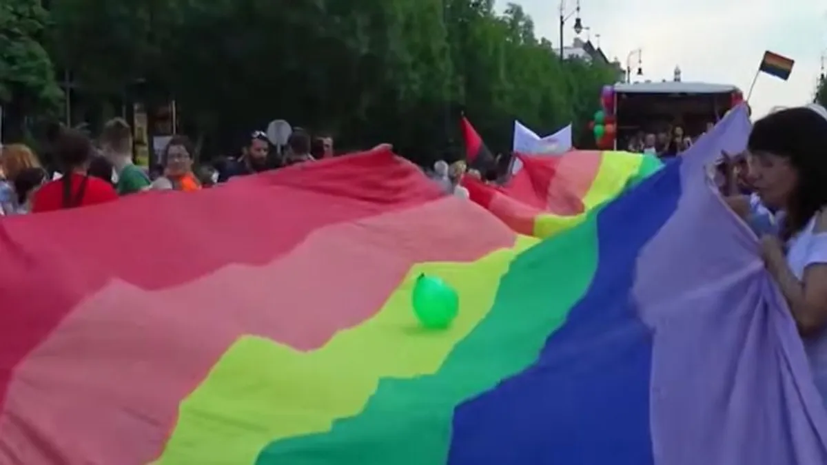 Az aHang azt követeli a kormánytól, hogy azonos nemű párok fogadhassanak örökbe gyermeket