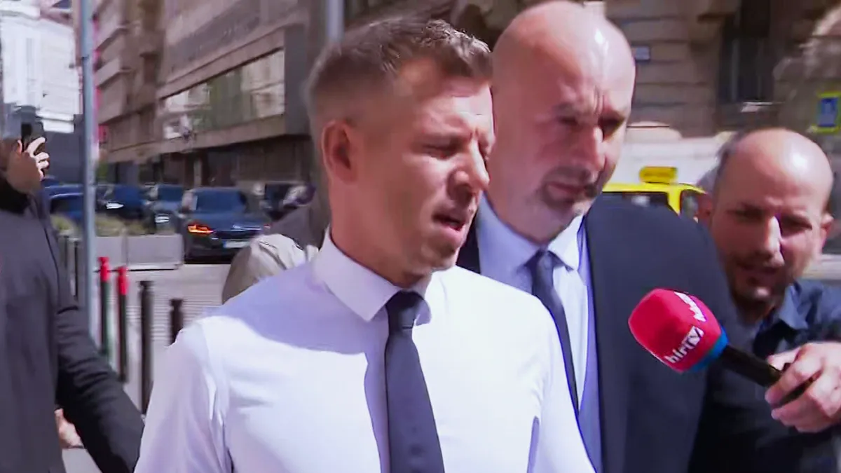 Sértegetni kezdte a HírTV riporterét a miniszterelnök, amikor az öccse botrányáról kérdezte