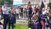 A kordonbontás után alig több mint két héttel szerszám zuhant egy német turista fejére a Karmelitánál