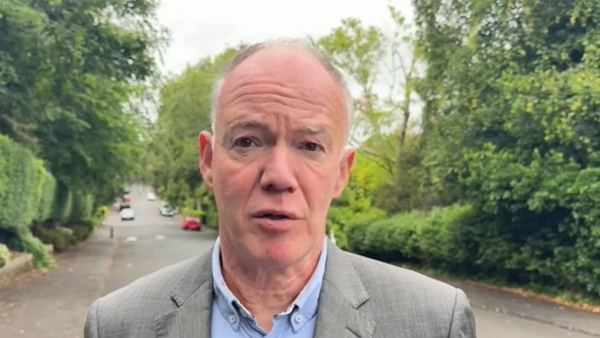 Rohamrendőrök, páncélozott járművek és vízágyúk jelentek meg Belfast utcáin