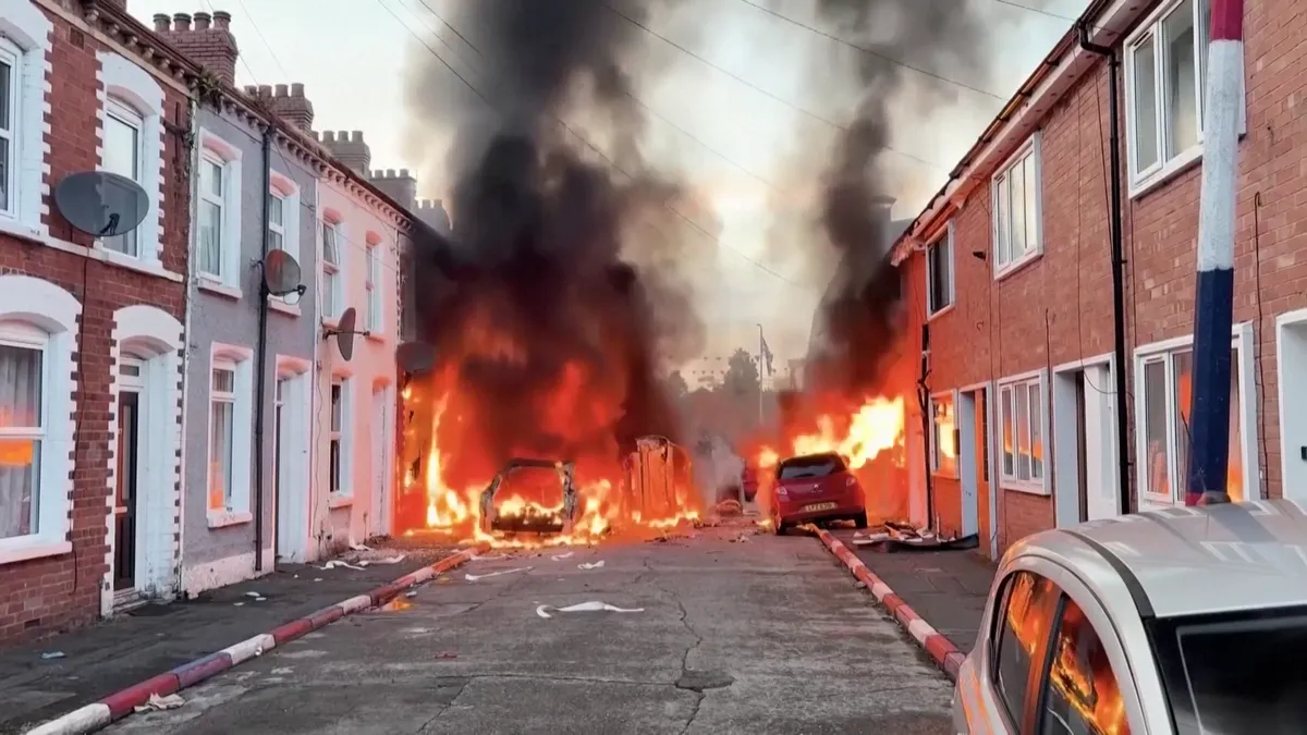 Tovább fokozódik a káosz Belfastban: már házakat is felgyújt