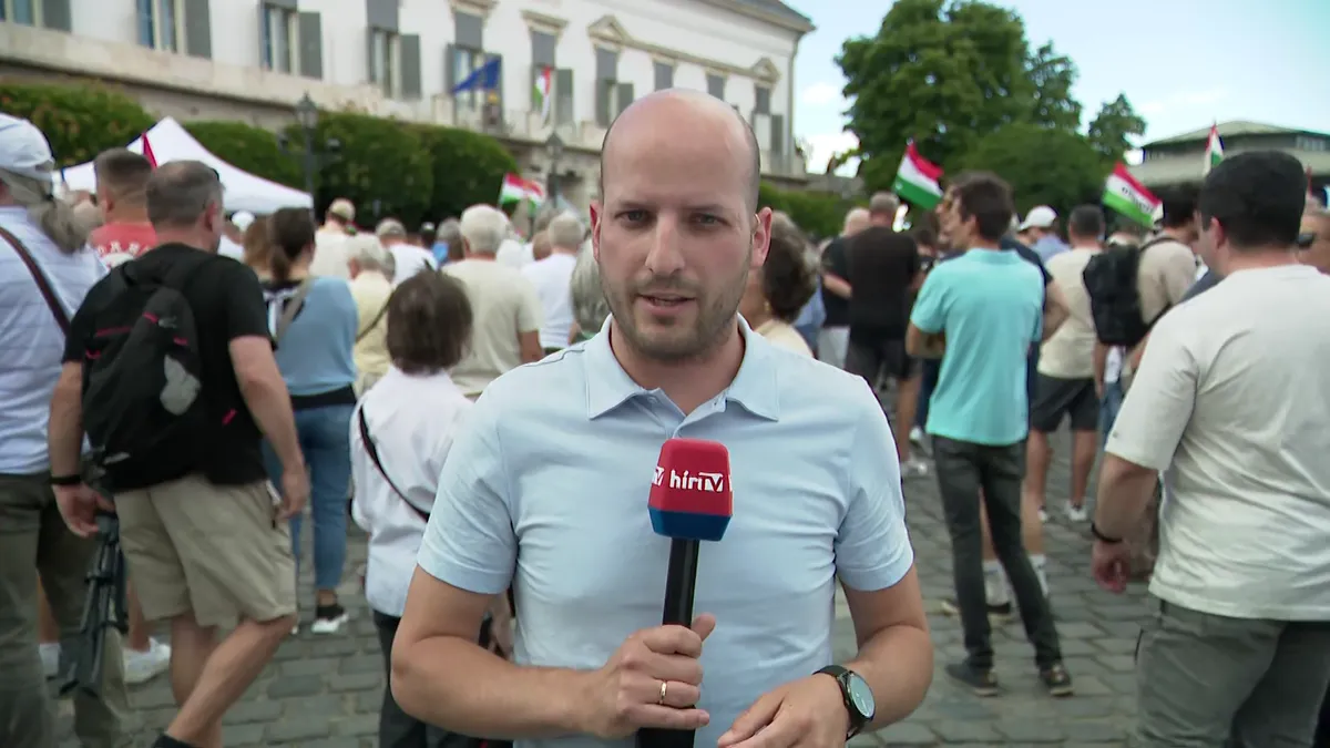 Éjenzés és tapsvihar a Budai Várban: Gulyás Gergely is megje
