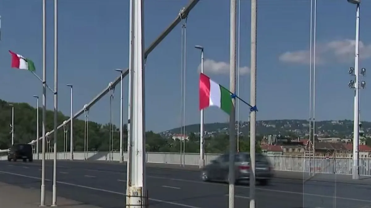 Dunába dobtak egy magyar zászlót az Erzsébet hídról