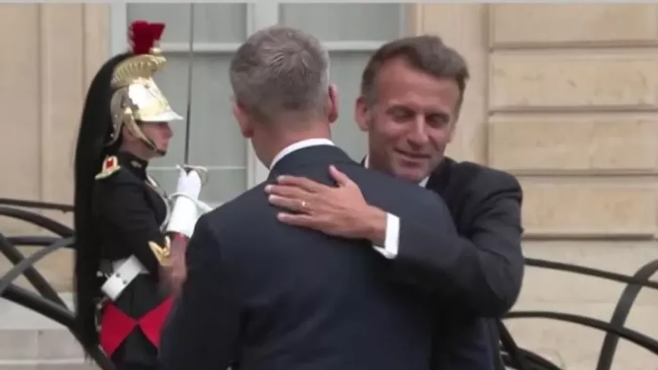 Magyar Péter meghívta Budapestre a francia elnököt