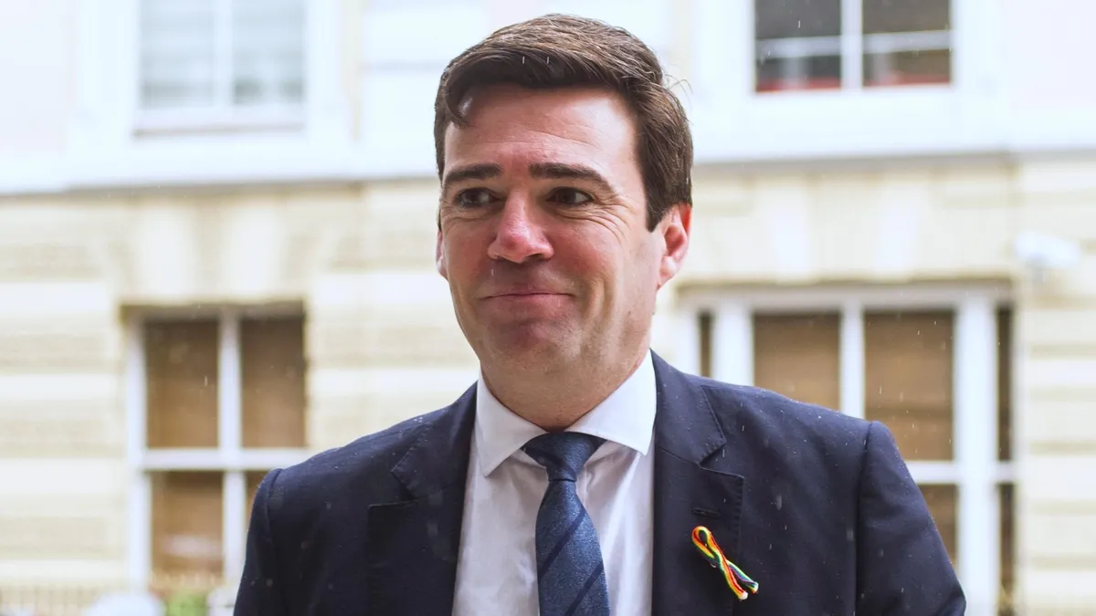 Andy Burnham váltja Keir Starmert a miniszterelnöki poszton