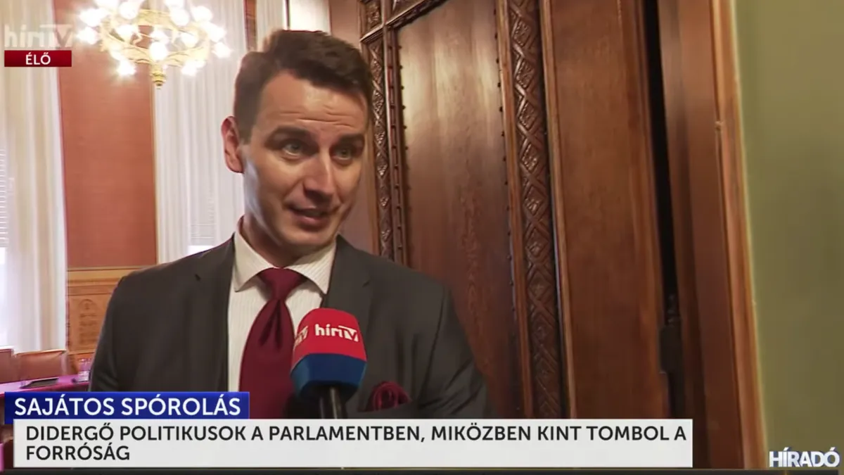 Ruhákba burkolózó képviselők a Parlamentben, miközben spórolást kér a kormány