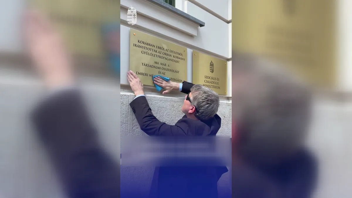 Rétvári Bence szerint sötét üzenetet rejt az új minisztériumi tábla