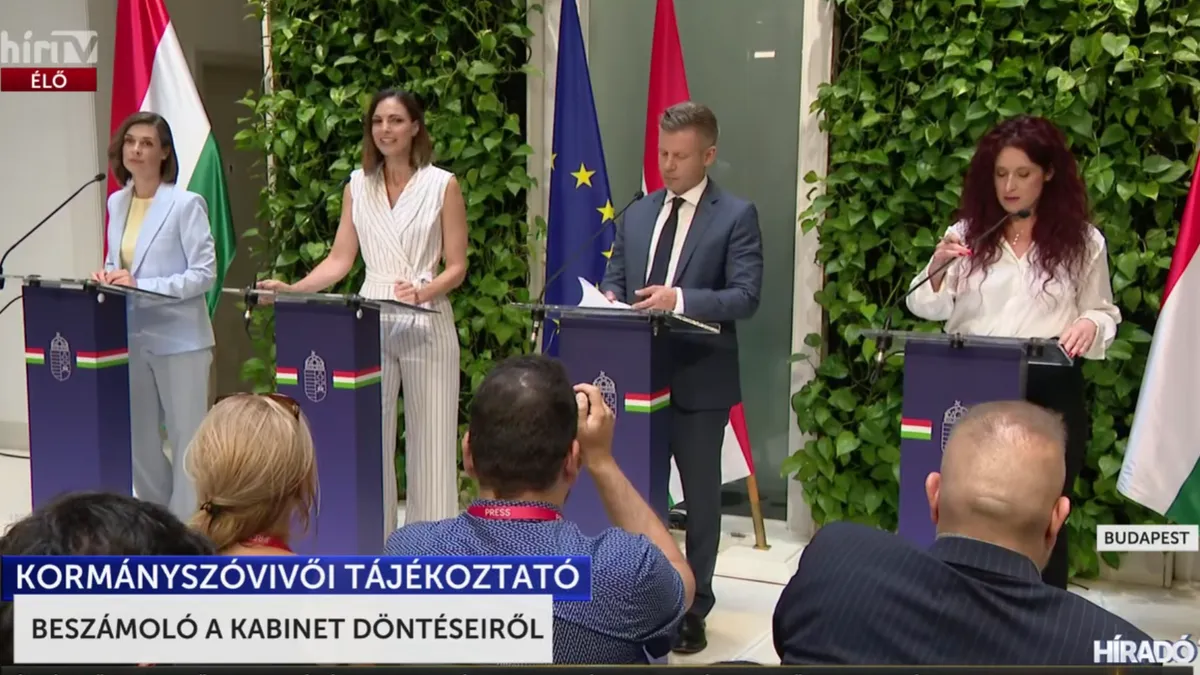 Ismertette a kormány a megnyirbált iskolakezdési támogatás részleteit – Kormányszóvivői tájékoztató