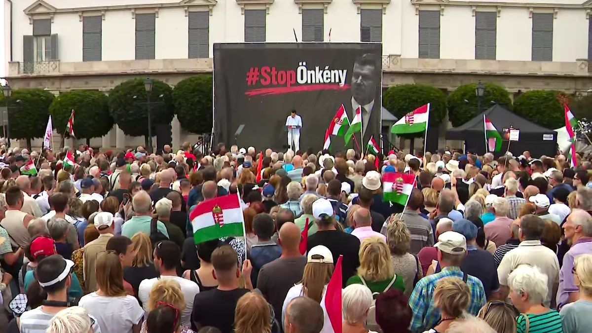 Több tízezren jelentek meg a Sándor-palota előtti téren a tiszás önkény elleni tüntetésen