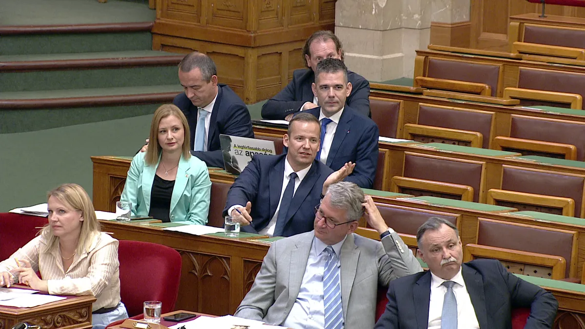 Így esett egymásnak Magyar Péter és Toroczkai László a parlamenti patkóban