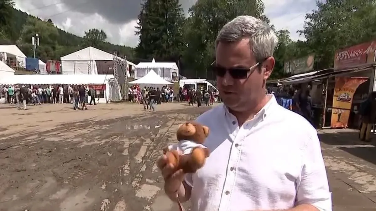 Takács Péter egy kis ajándékkal készült Magyar Péternek