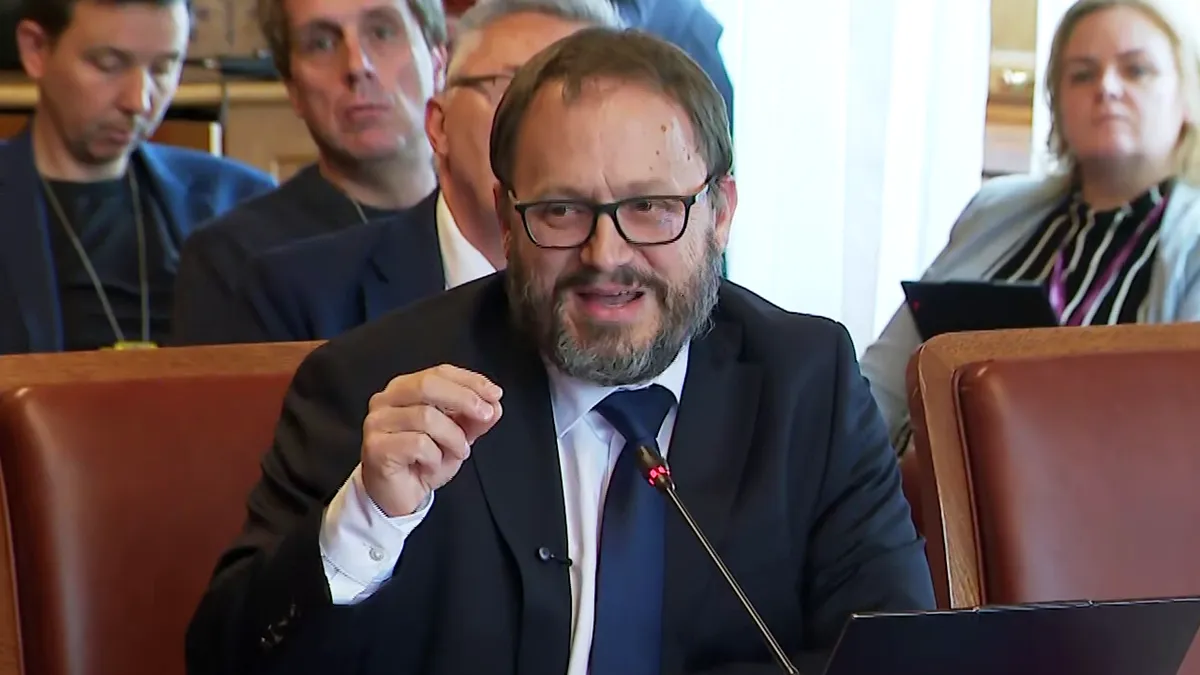 Magyar Péter kihátrált a jelölt és a pénzügyminiszter mögül is