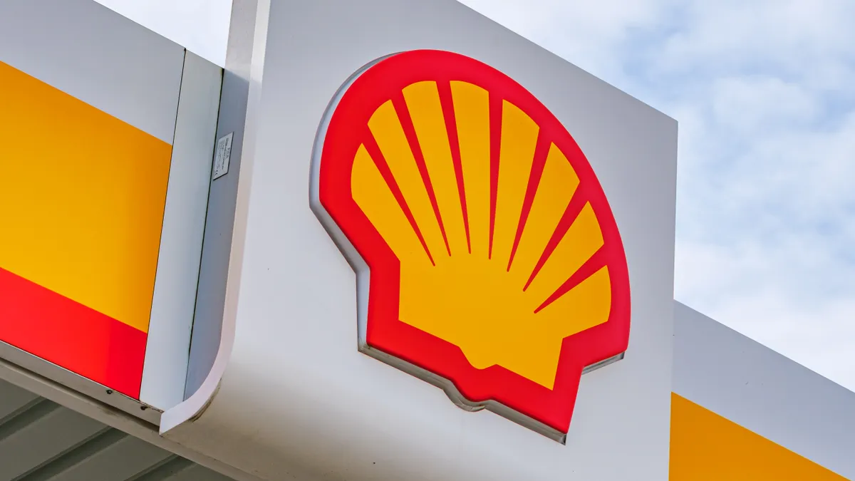 A Shell rekordnyeresége a Tisza-kormány több vezetőjének is jelentős hasznot hozhatott