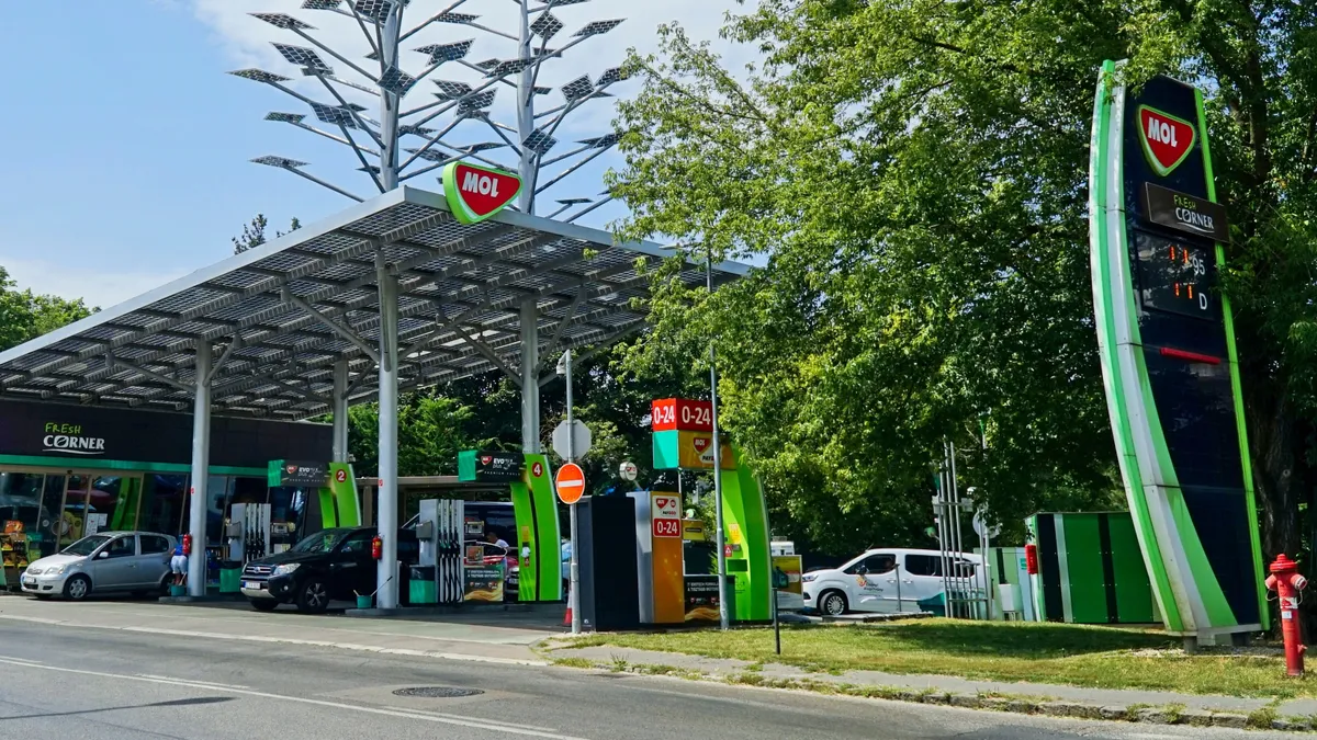 Oeconomus: Ha a forint gyengülni kezd, a nyáron a 600 forintot is átlépheti a benzinár
