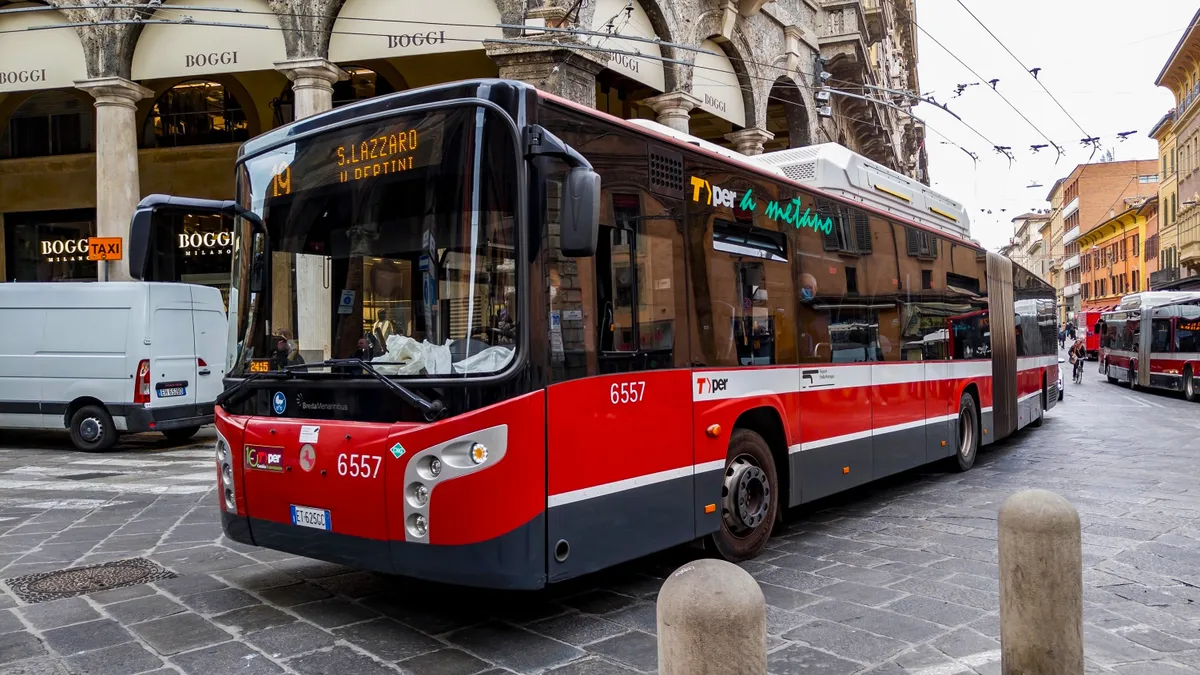 A bolognai városvezetés ingyenessé tenné a befogadó központjaikban élő migránsoknak a buszos utazást