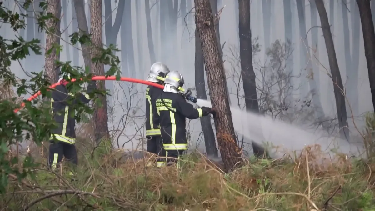 2500 tűzoltó és 1500 katona harcol a lángokkal éjjel-nappal