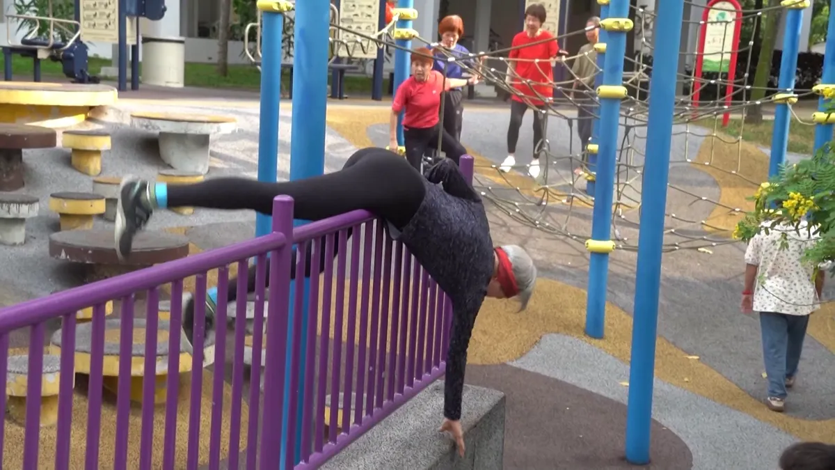 Ugrás, gurulás, esés: időseknek tanít parkourt egy szingapúri edző