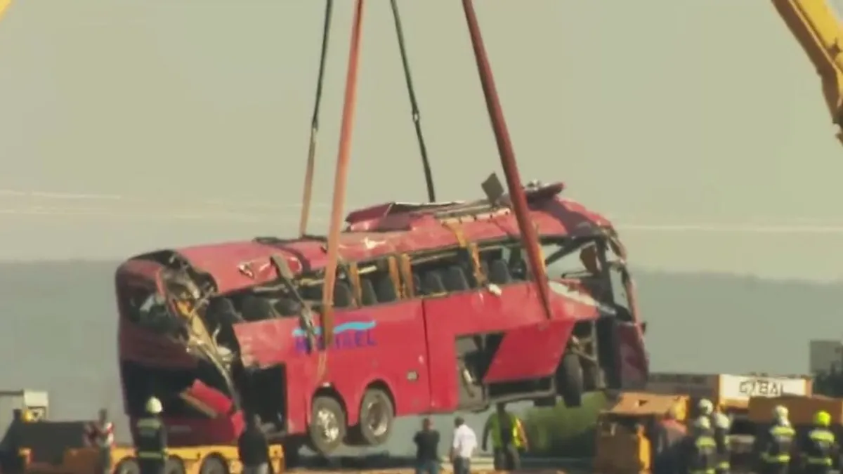 Felborult egy turistabusz az M3-as autópályán, többen meghaltak