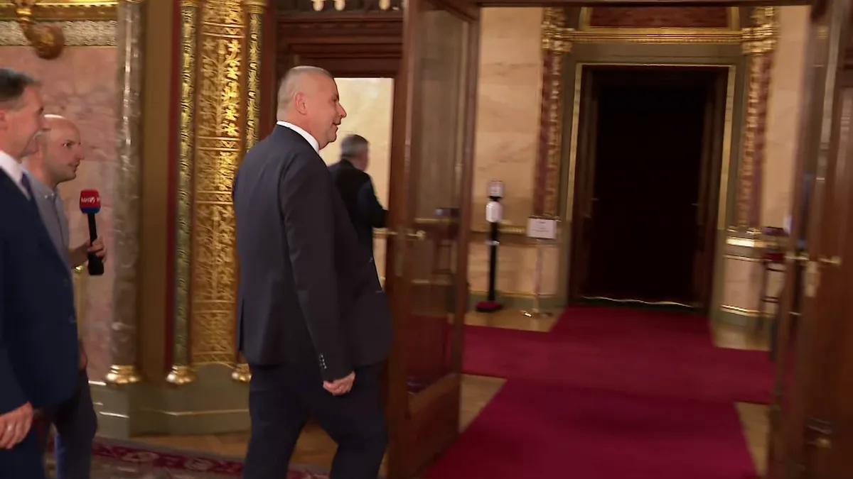 Válaszadás helyett a kamerába integetett a honvédelmi miniszter