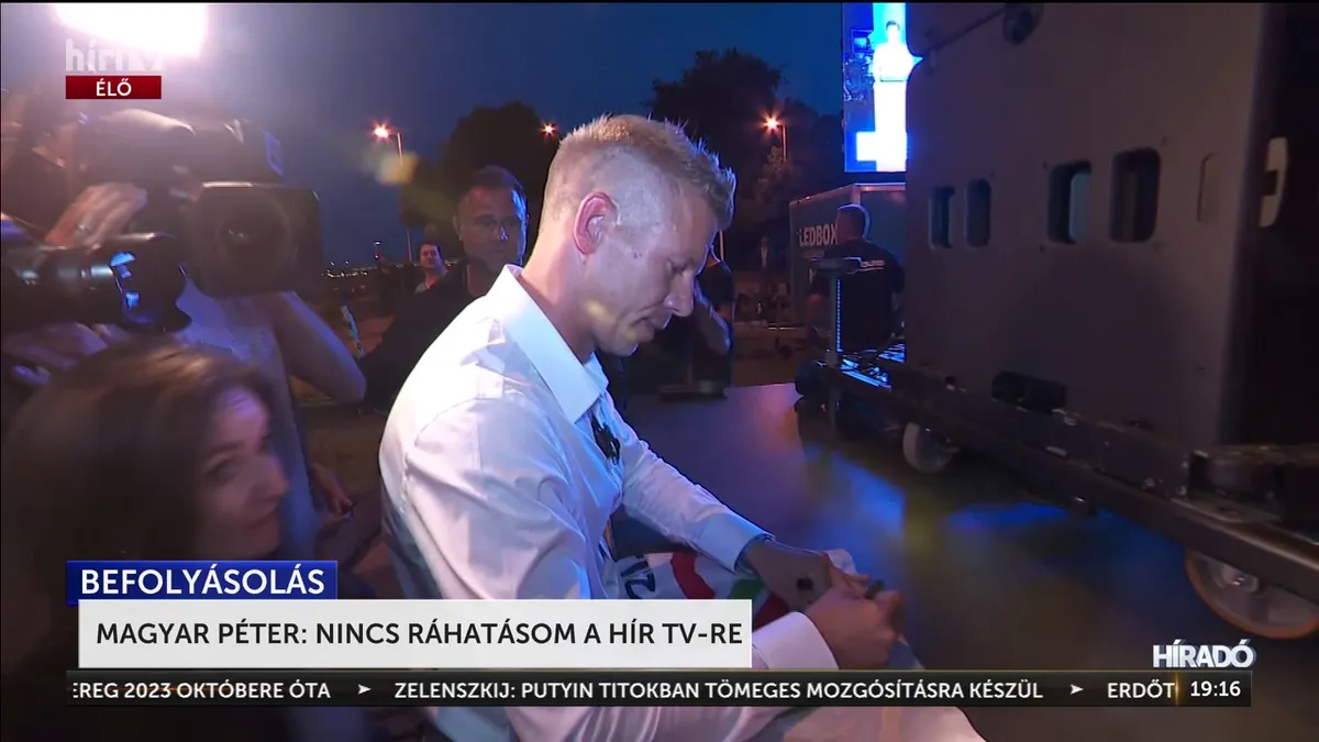 Beismerése után a kormányszóvivői tájékoztatókról való kitiltással fenyegette meg a HírTV-t Magyar Péter