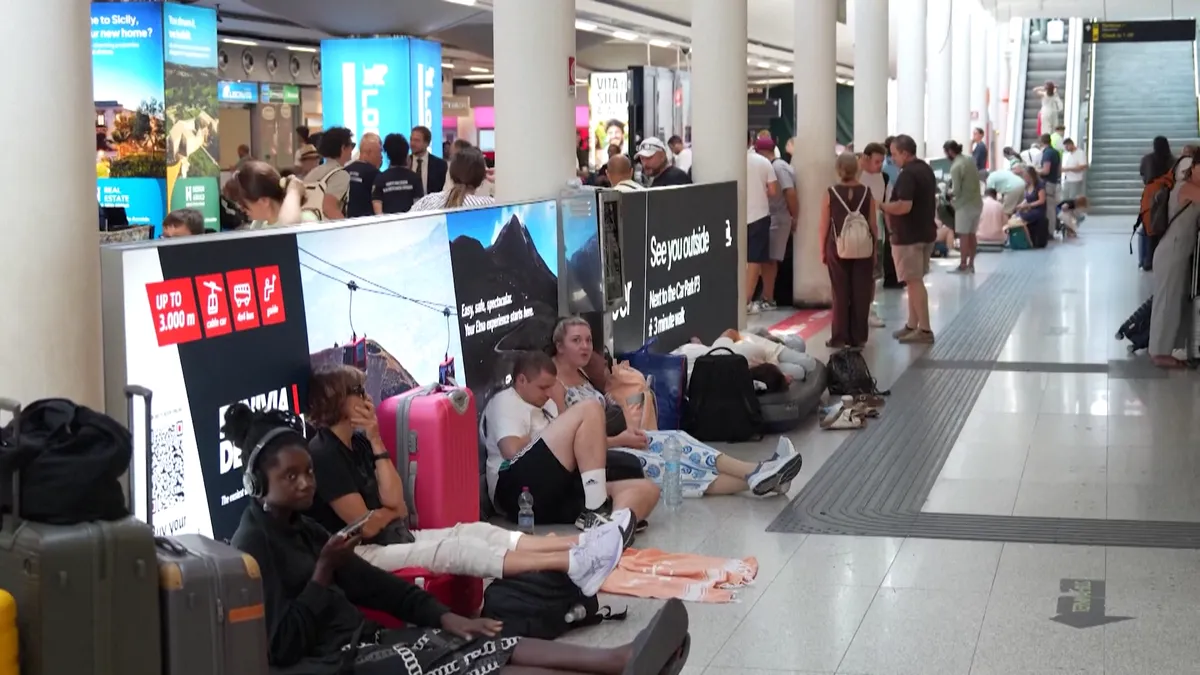 Pokol lett a nyaralásból: turisták ezrei rekedtek Szicíliában az Etna miatt