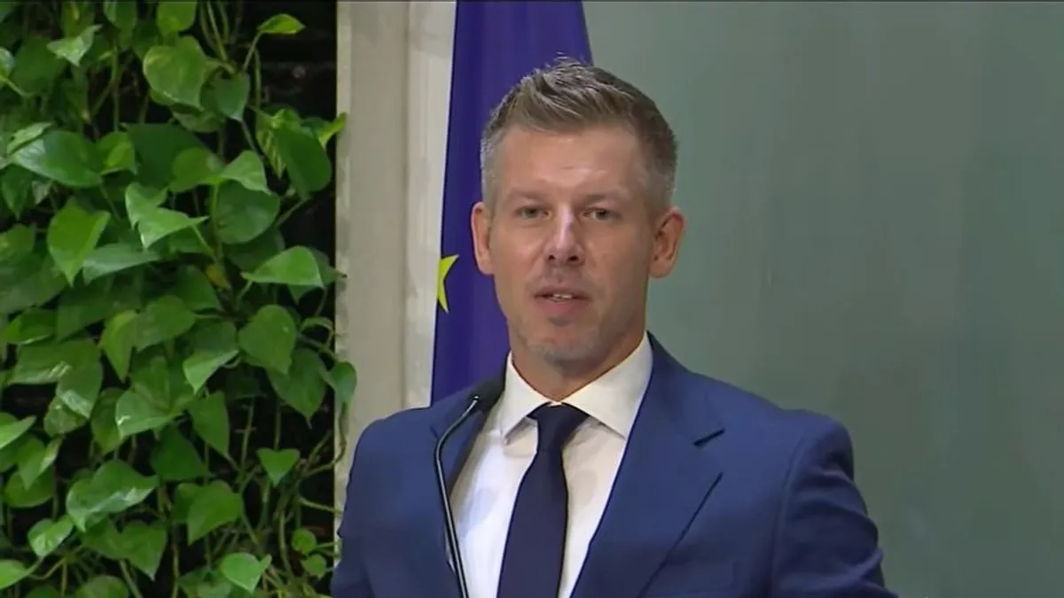 Kioktató hangnemben tagadta meg Magyar Péter a válaszadást a Hír TV riporterének