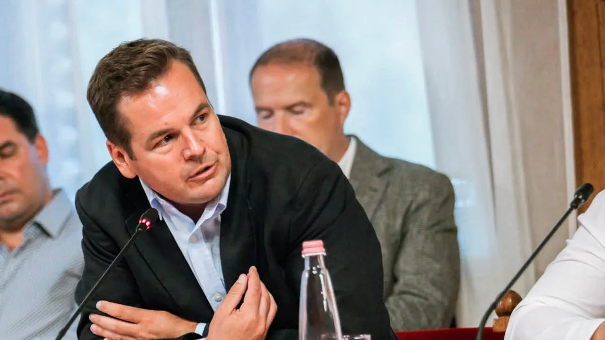 Védelmi pénzt szed a miniszterlnök?