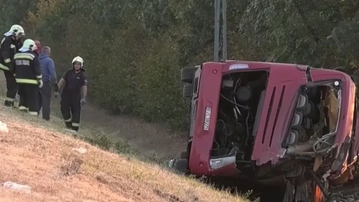 Egy hónapra letartóztatták az M3-as autópályán felborult busz sofőrjét
