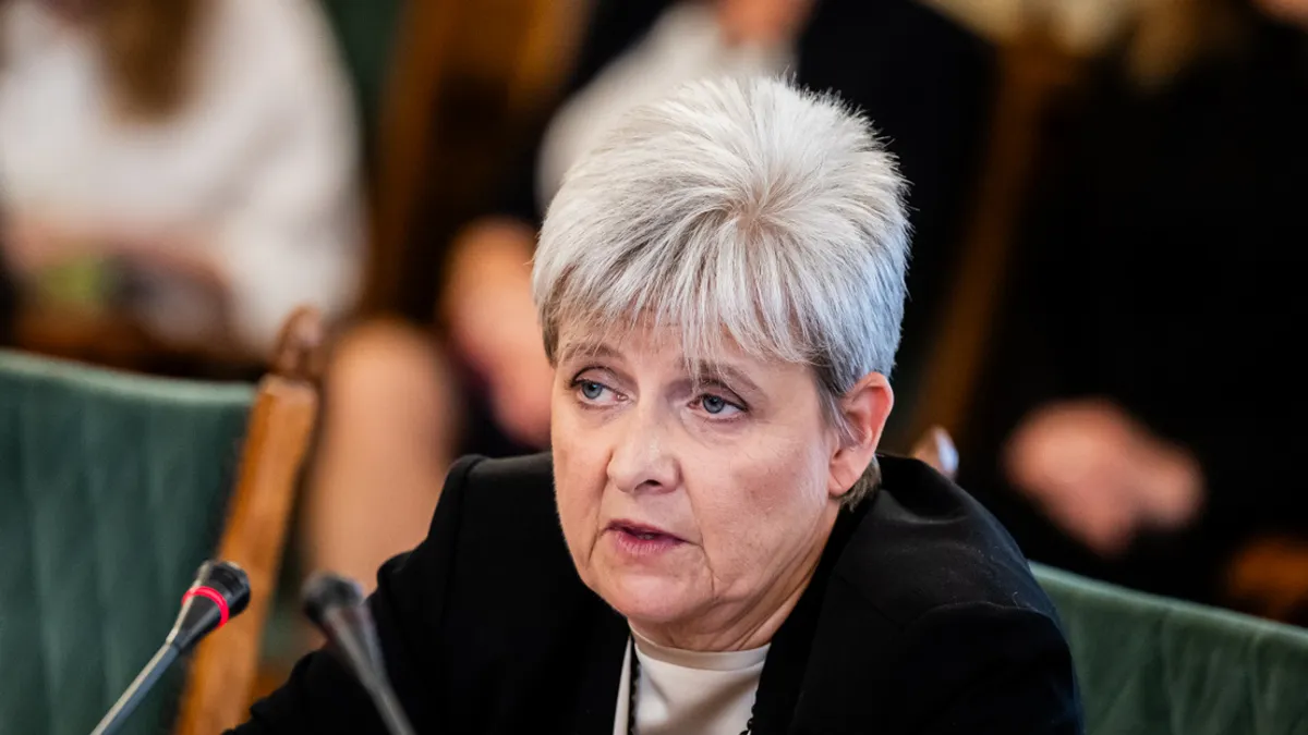 Az oktatási miniszter dolga nem ítéletet mondani a tanárok felett, hanem kiállni mellettük