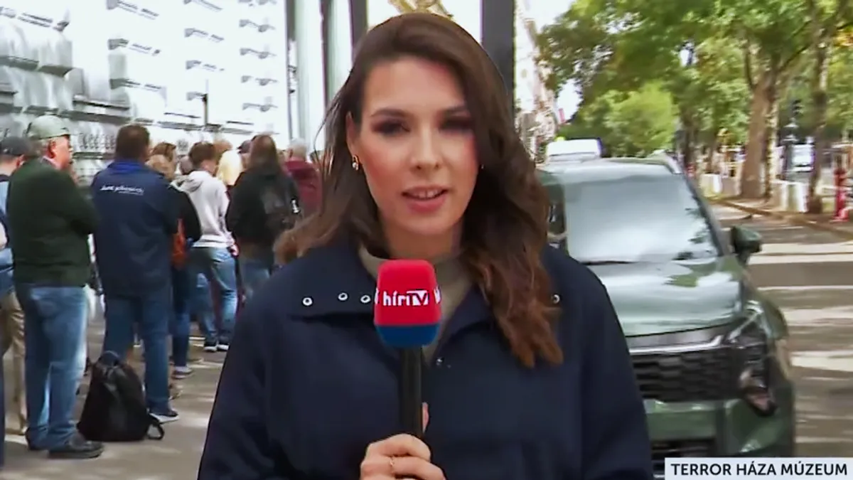 Az újranyitott Terror Háza Múzeum előtt a látogatókat egy tábla fogadta