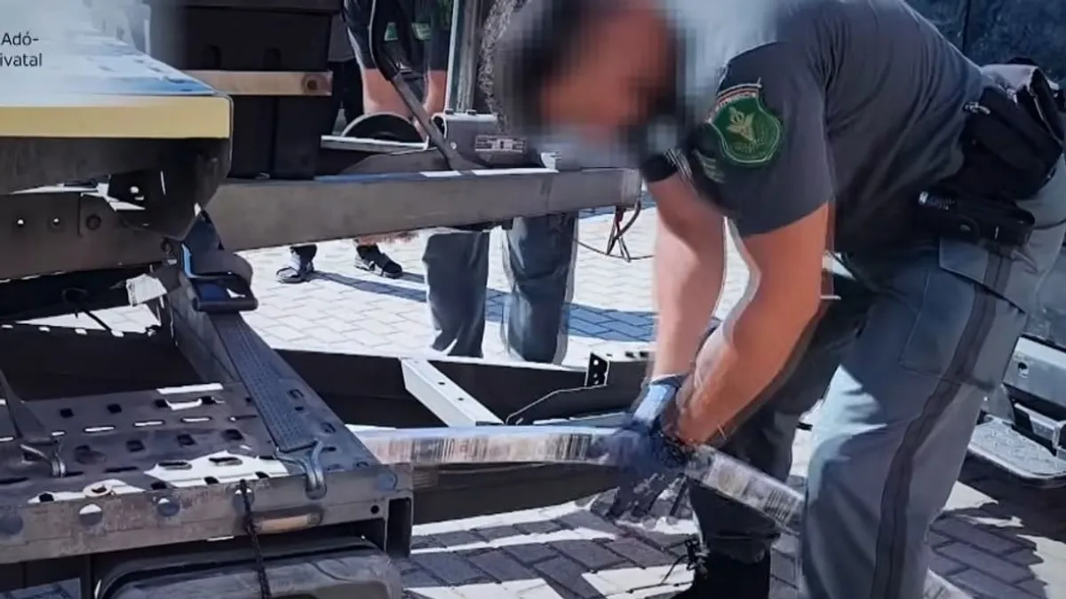 Riasztás - Cigaretta és hamis ruha is fennakadt a pénzügyőrök ellenőrzésein