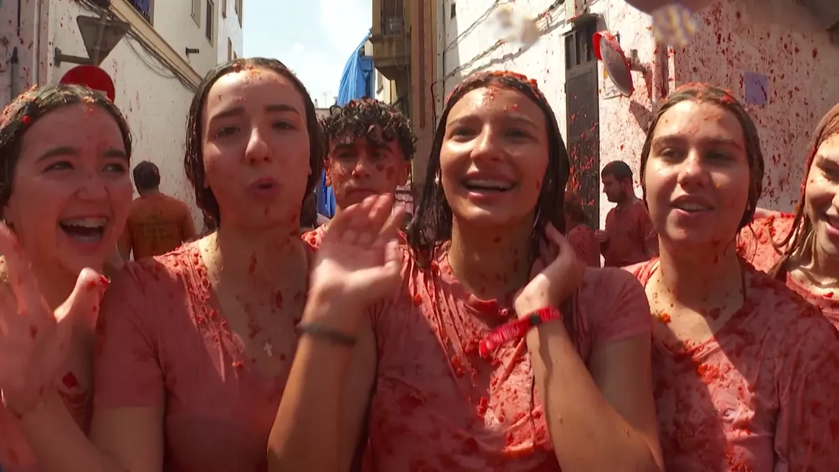 Paradicsompépben úszott egy spanyol város: turisták ezrei őrültek meg