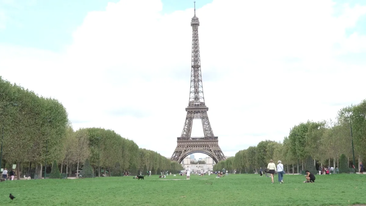 Botrány az Eiffel-toronynál: női dolgozókat váltottak le egy turistacsoport miatt