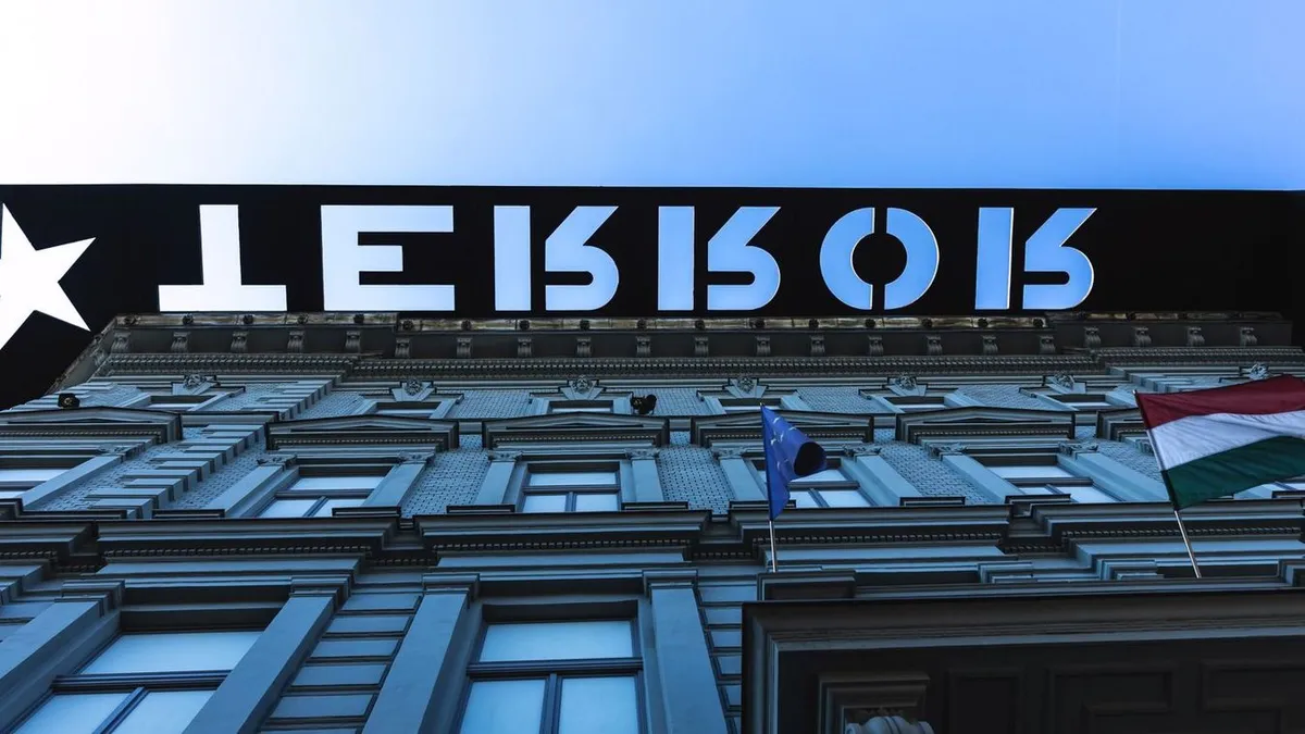 Egy tábla fogadja az újranyitott Terror Háza Múzeum látogatóit