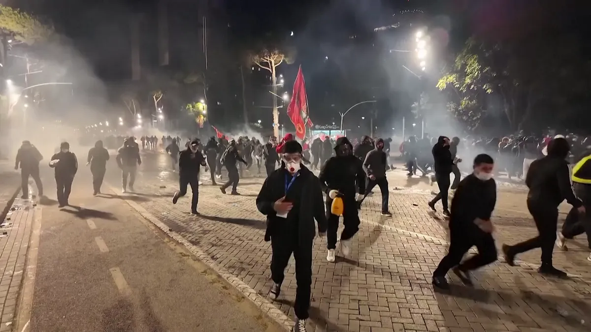 Utcai káosz Albániában: a parlamentet is elérték a kormányellenes tüntetések