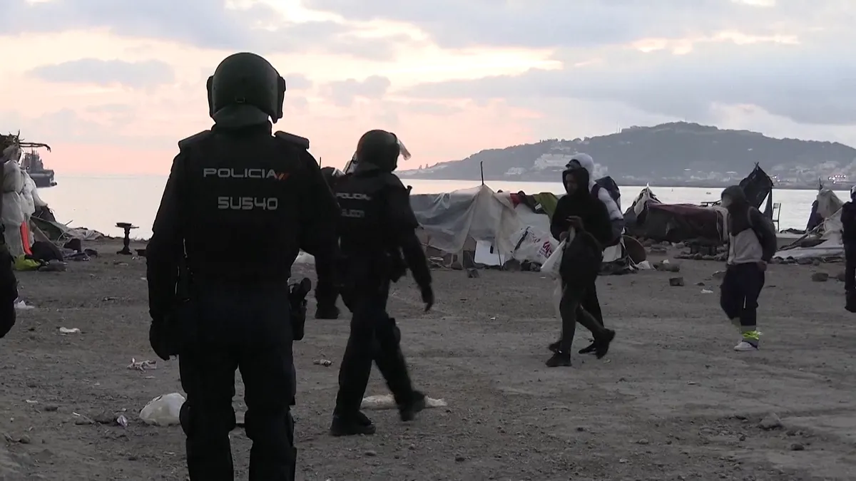 Megtisztították a ceutai strandokat a migránsok sátraitól VI. Fülöp látogatása előtt
